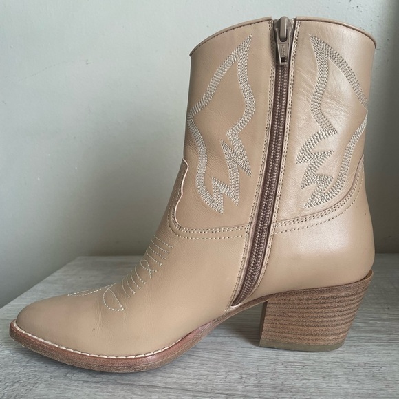 Authentic Valentino Garavani Calfskin Embroidered boots.Pre-owned.Comes with box - Picture 8 of 15